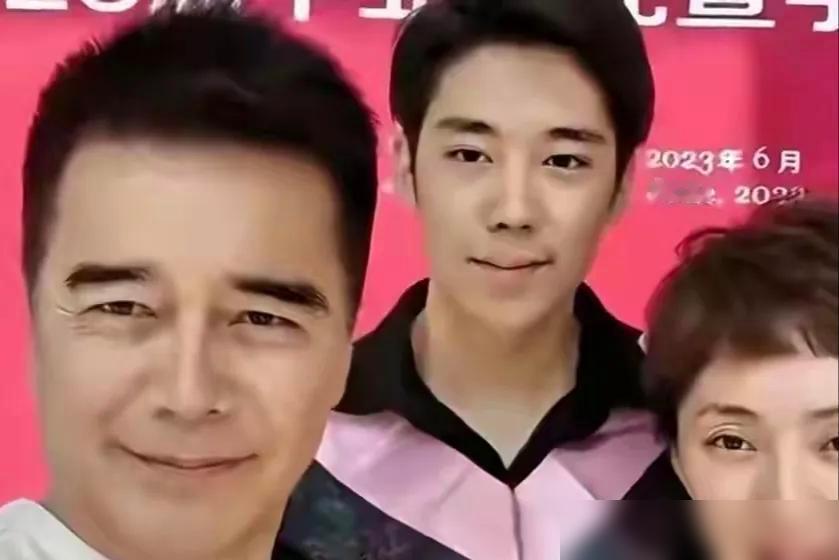 别再对继子更好了。许亚军家的饭桌永远摆两把一样的椅子。重组家庭第三天，小儿子想独