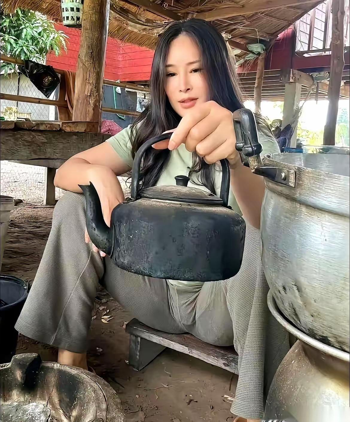 这水壶年头不短了吧
只是黑成这样还能用吗？
烧的水不得一股糊味啊