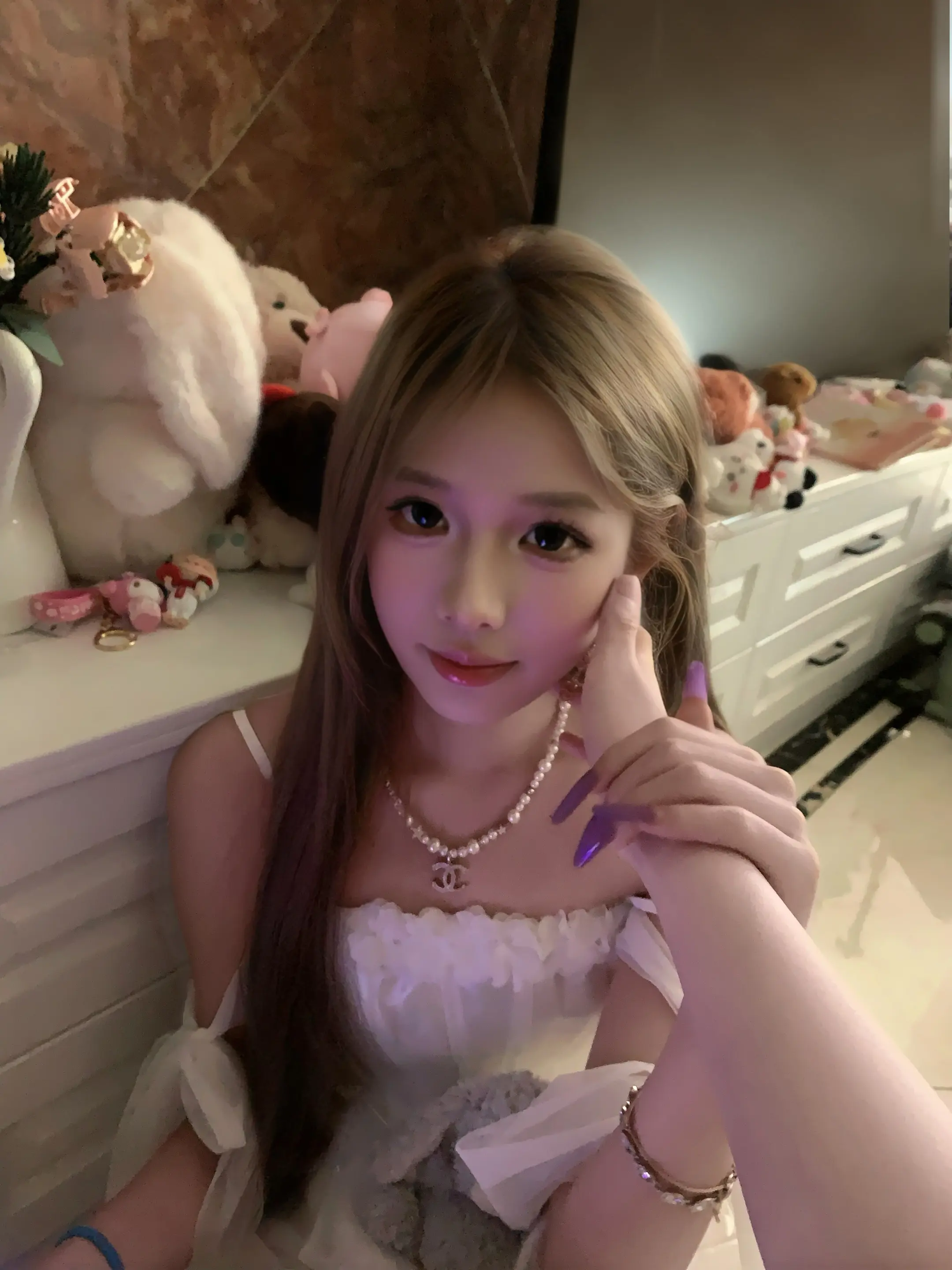 你凑近的瞬间，我就知道你要说的不是晚安