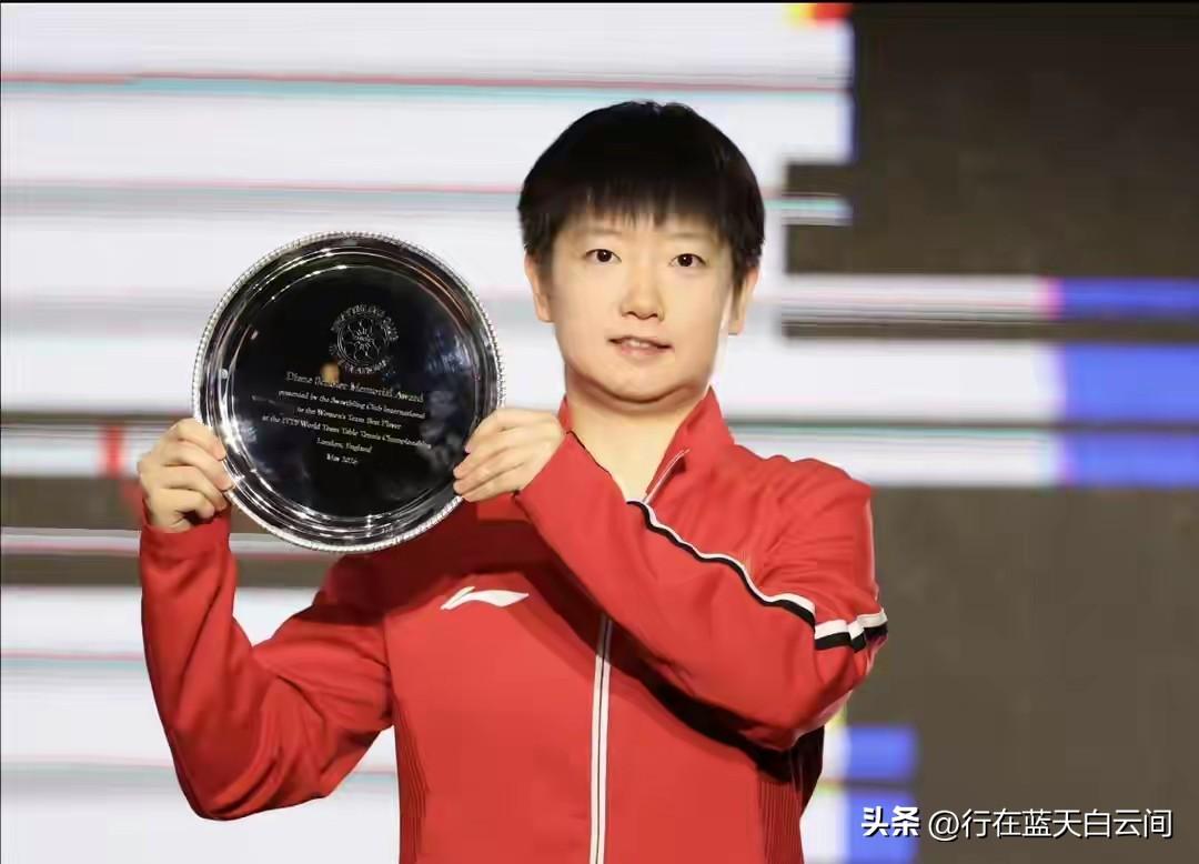 2010年世乒赛，中国女团决赛对阵新加坡。主教练施之皓重用小将丁宁和刘诗雯，不用