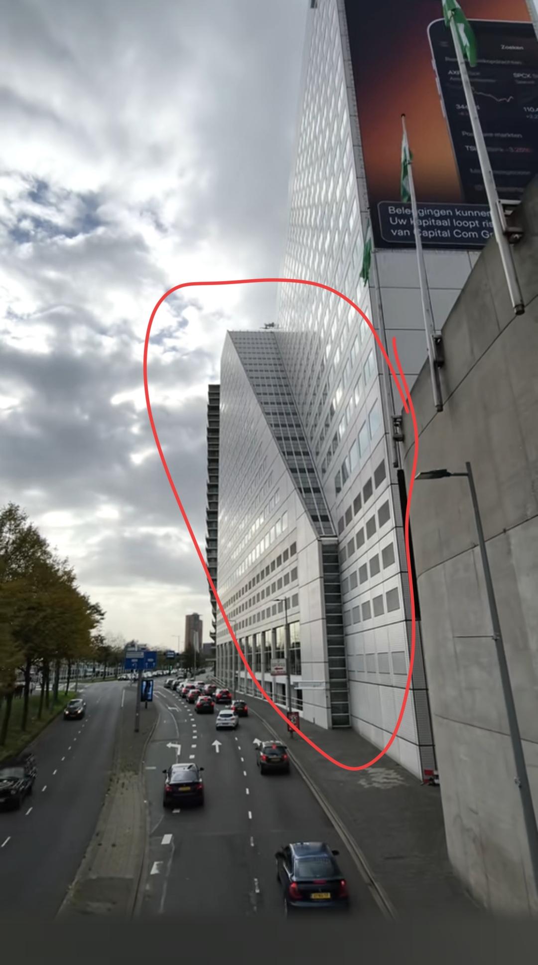 这个斜楼是不是当年成龙大哥拍电影？滑下来的那个楼。什么电影来？我记得还有星爷客串