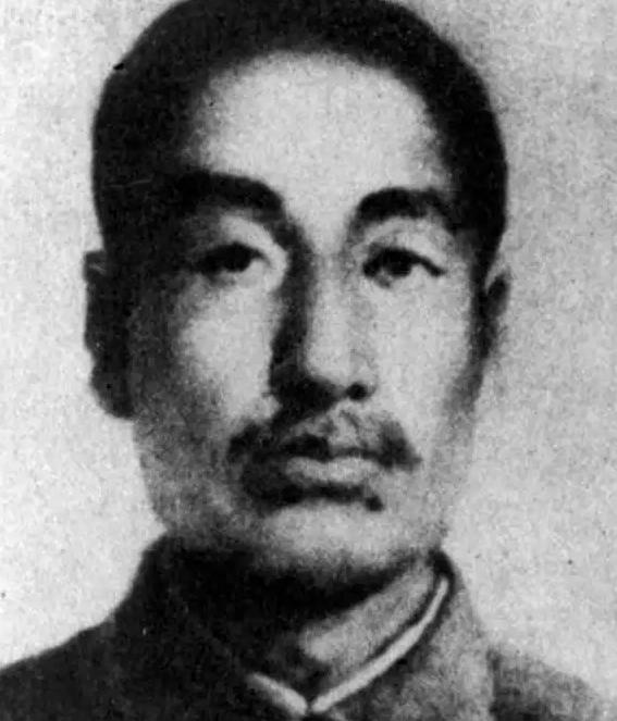 1942年，赵尚志牺牲之后，一个汉奸为了讨好上司，用脚踢了踢他的头颅。叛徒谢文东
