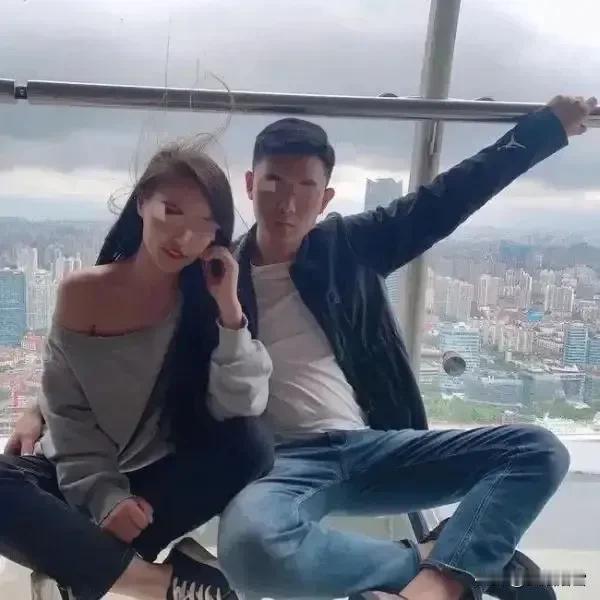 一直想不明白，作为一个父亲竟然为了所谓的爱情把自己的亲生儿女从高楼推下，虎毒还不