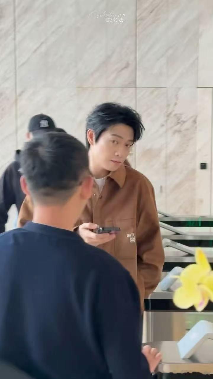 魏大勋无可替代咖色外套路透 ​​​帅气大勋花今日拍摄造型好有秋日氛围感！叶信之快