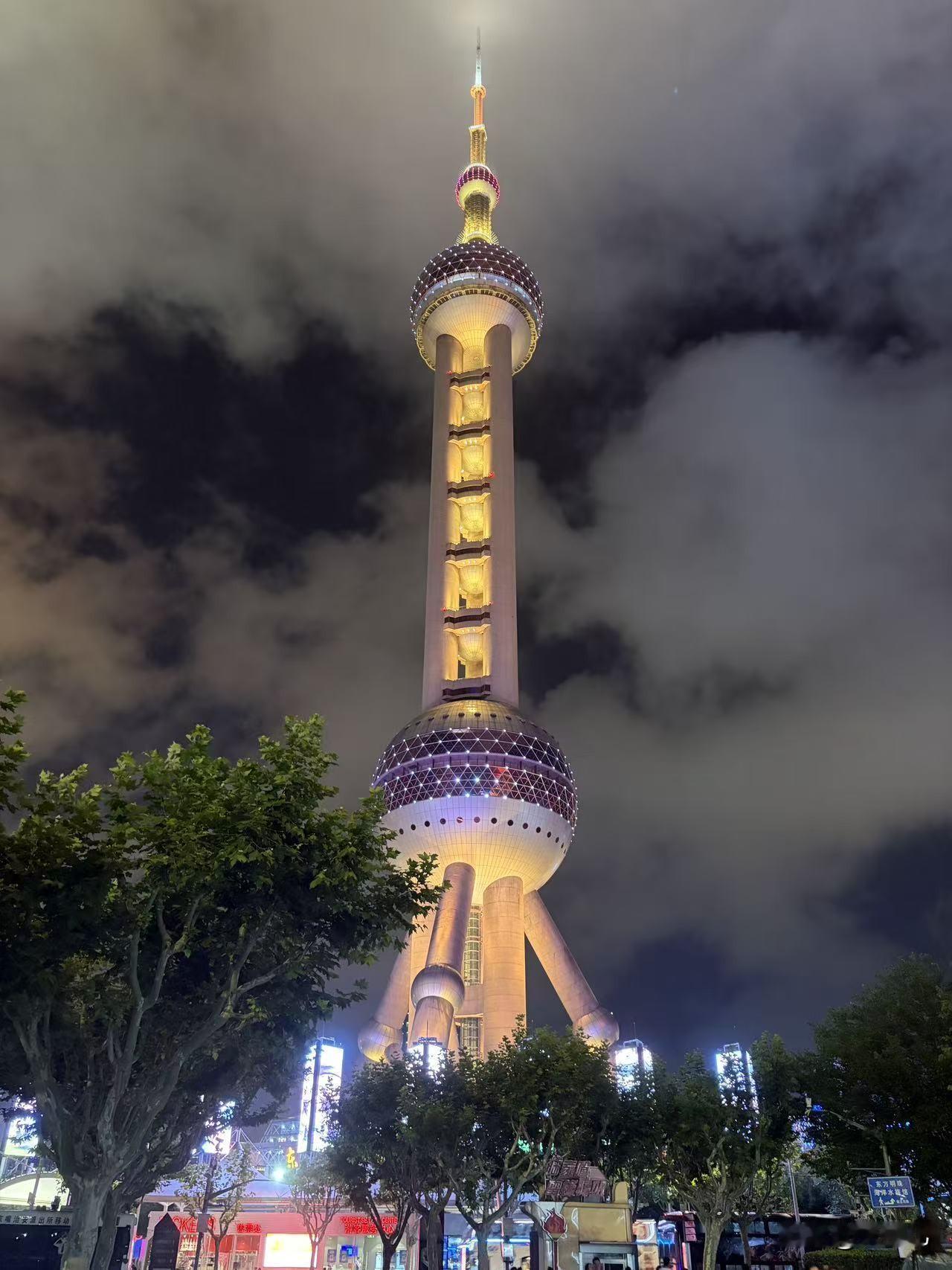 中年人谈恋爱，
无异于老房子着火，
十年的恋爱被我谈成了一个笑话。
初识：他说他