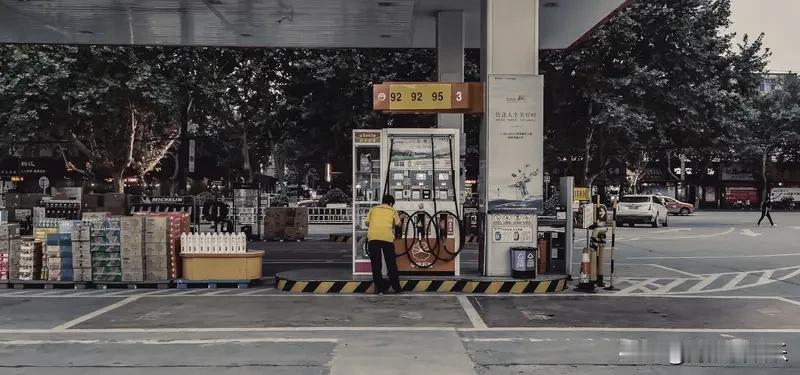 加油员玩“声东击”偷油？司机血汗钱被薅！
这事如果不曝光，谁能想到咱普通老百姓在