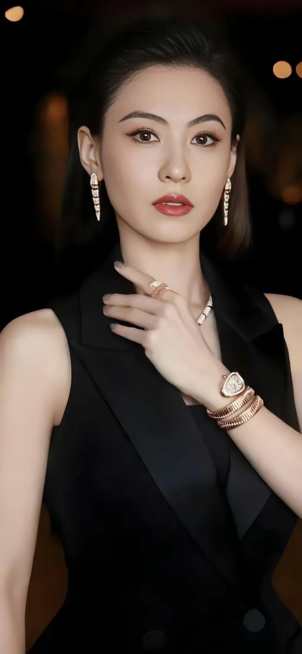 谢霆锋一生唯一深爱的女人，张柏芝长像一脸正气，王菲非常妩媚！所以，选择张柏芝结婚