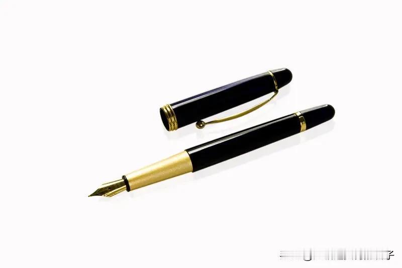 笔下刀光剑影，诚邀下联 看到“笔下刀光剑影”这个上联，瞬间感觉画面感拉满，有种武