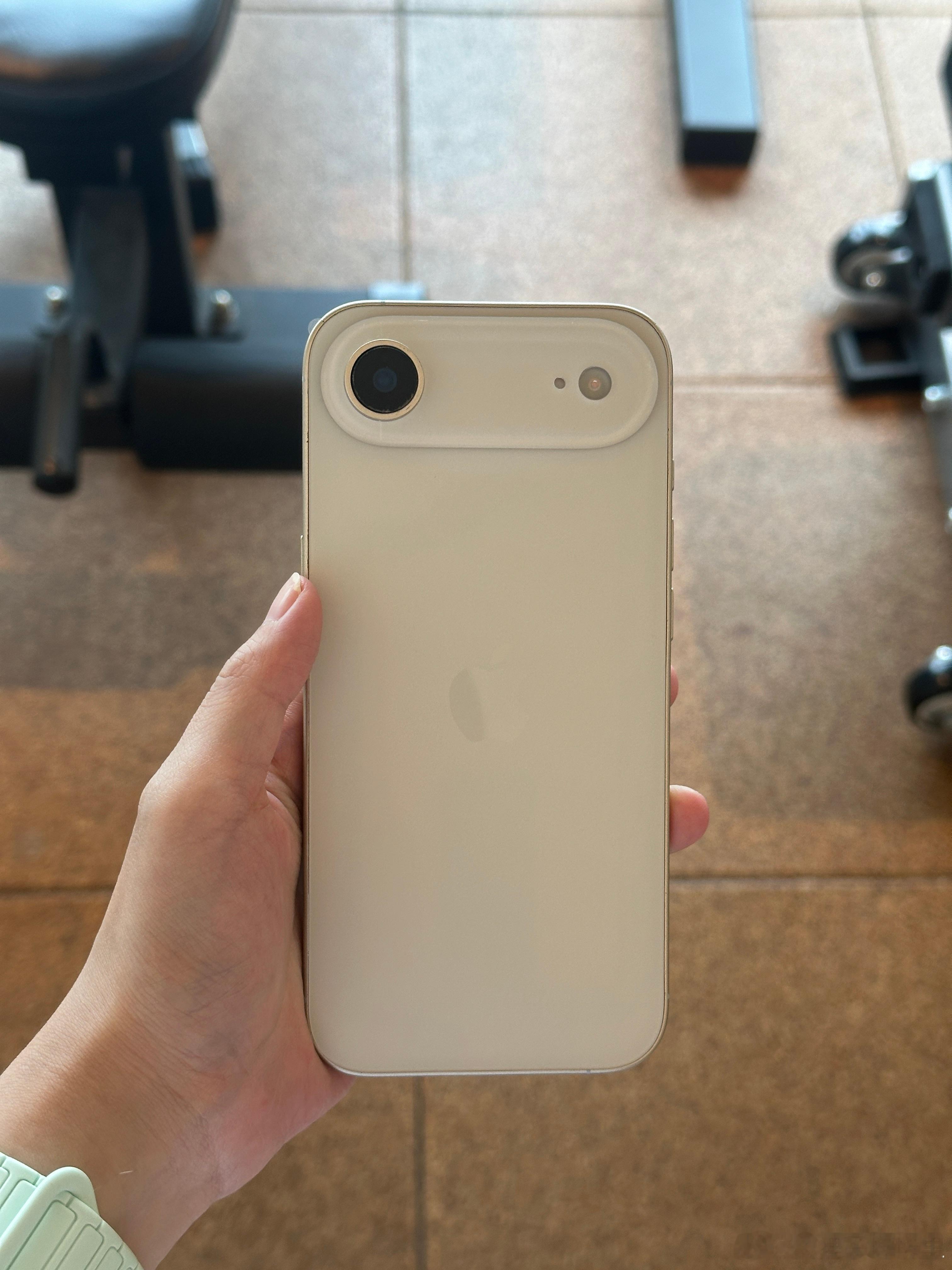 iPhone17 Air 机模真的好薄啊，但如果电池容量真是爆料的2900mAh