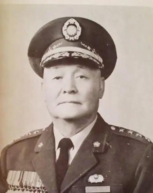 1954年，刘玉章就任金门防卫司令。为唤回误入歧途的儿子，其年迈老母竟从陕西农村