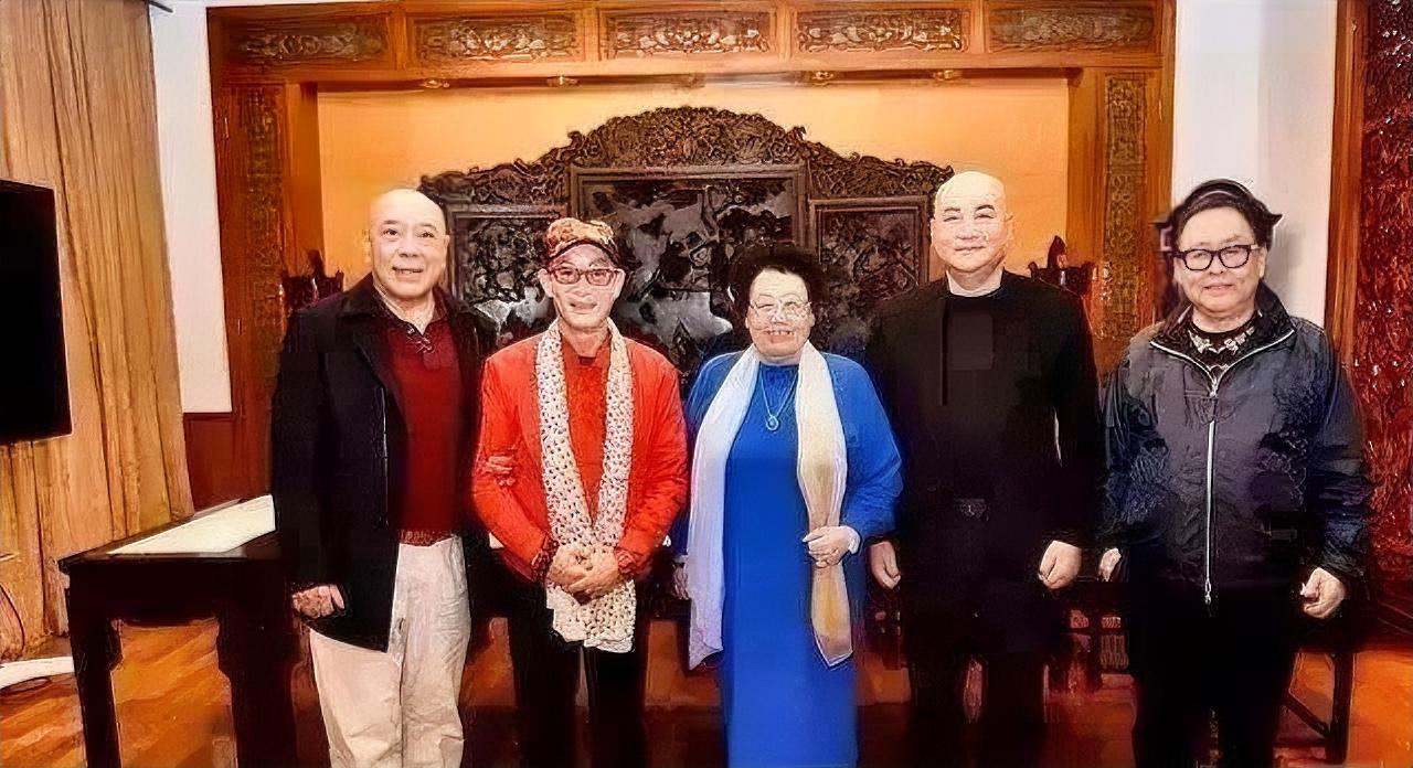 这张照片拍摄于2019年，是陈丽华和师徒四人在紫檀博物馆的珍贵合影。