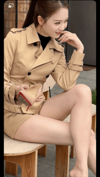 她想干嘛？
举着一只鞋，
光着一只脚！