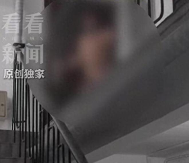 据报道，上海住户曹女士说出了这两年来的噩梦日常：只要推开家门，大概率会撞见惊悚一
