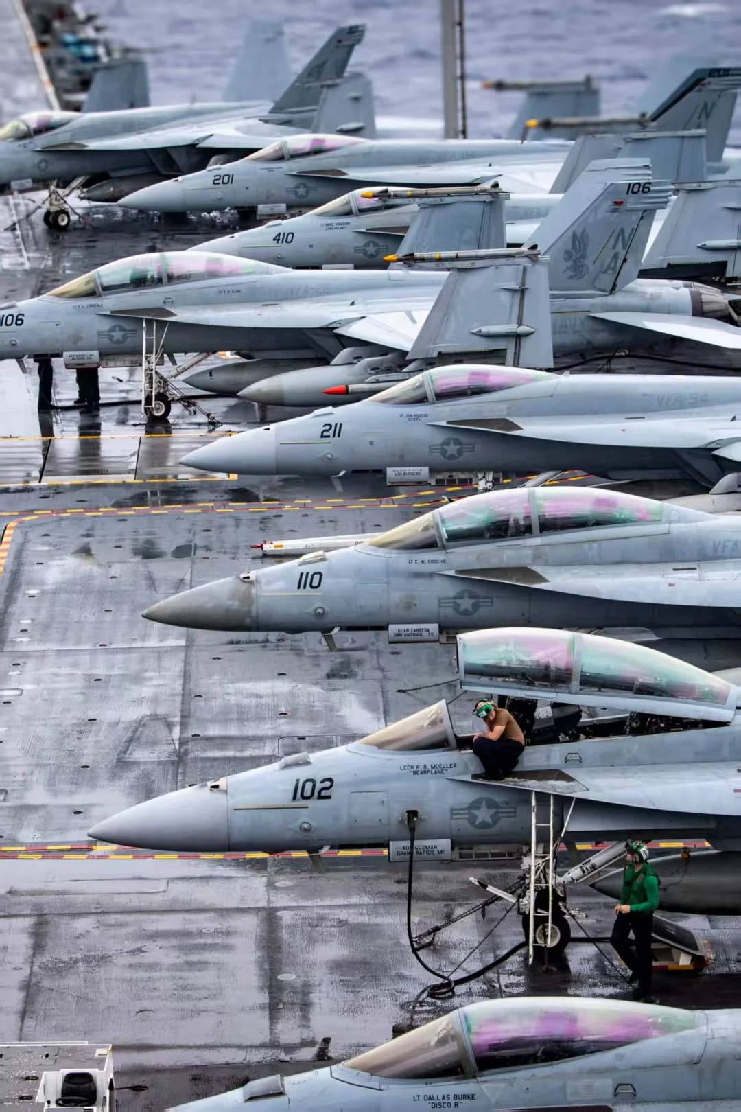 美国海军尼米兹号航母甲板上的大黄蜂