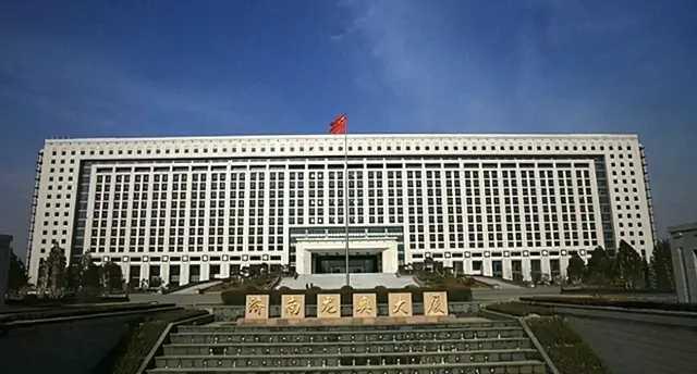40亿打造的建筑，还是全球第二，山东这座“五角大楼”可真是藏得深啊！市民说像逛迷