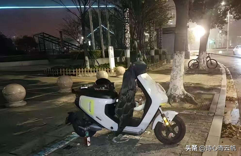 张雪峰老师的员工太有心了
把本来收起来的电动车
又很有心的放到了楼下，就怕张雪峰