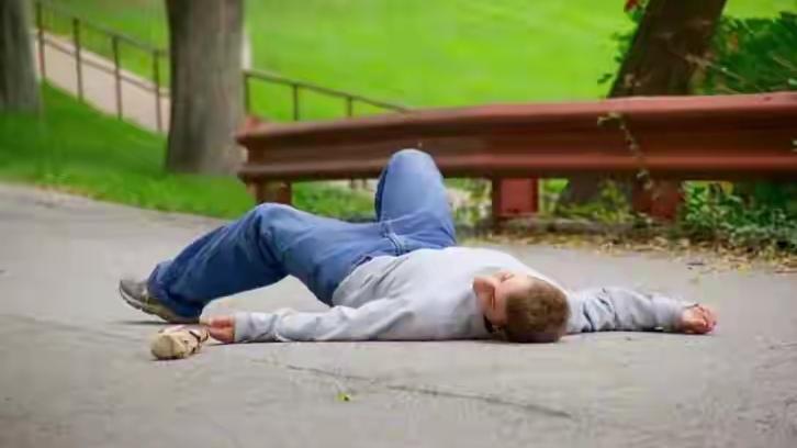 你能想象吗？22岁刚毕业的大学生李新，和朋友打篮球摔了一跤，膝盖蹭破、头磕了下，