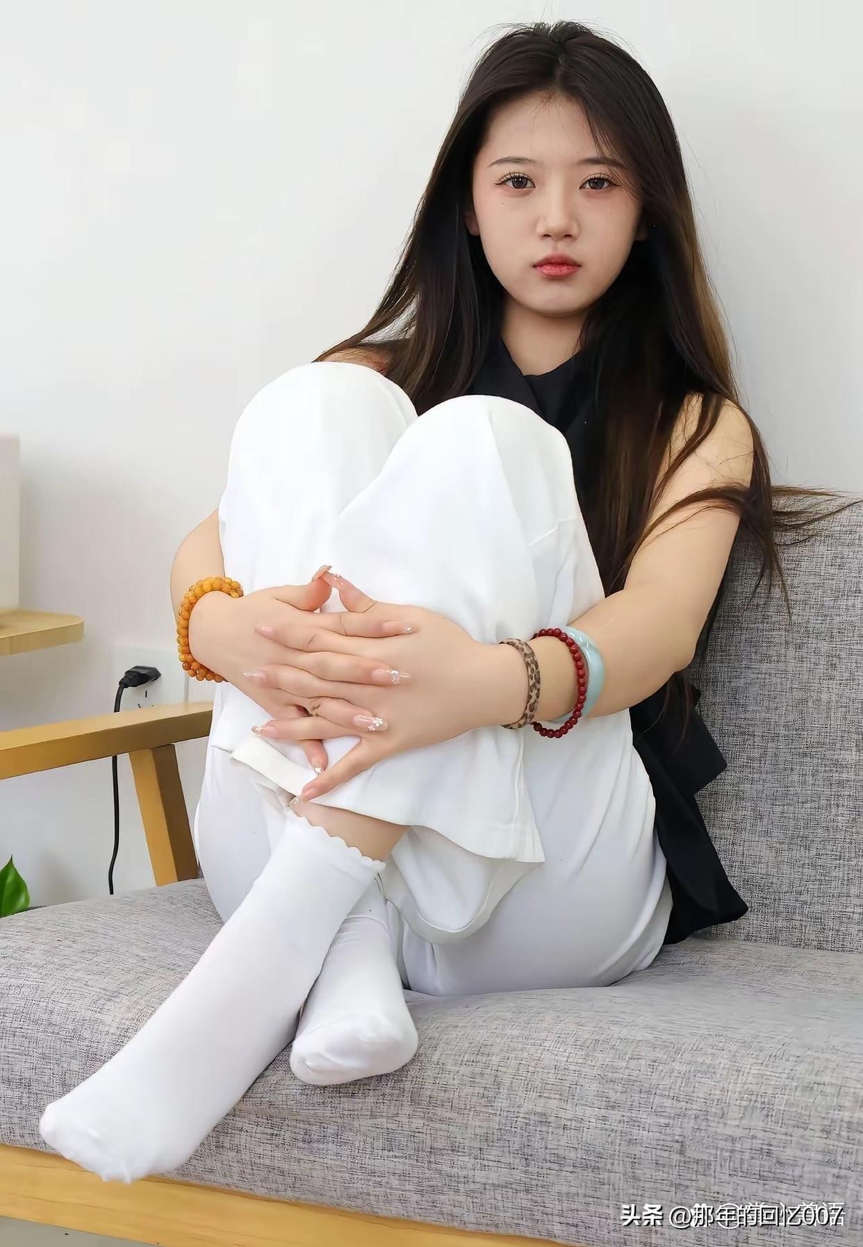 简约清新的白色穿搭，真的能把优雅气质狠狠拿捏！
像白+浅杏的搭配就很绝，通勤或轻