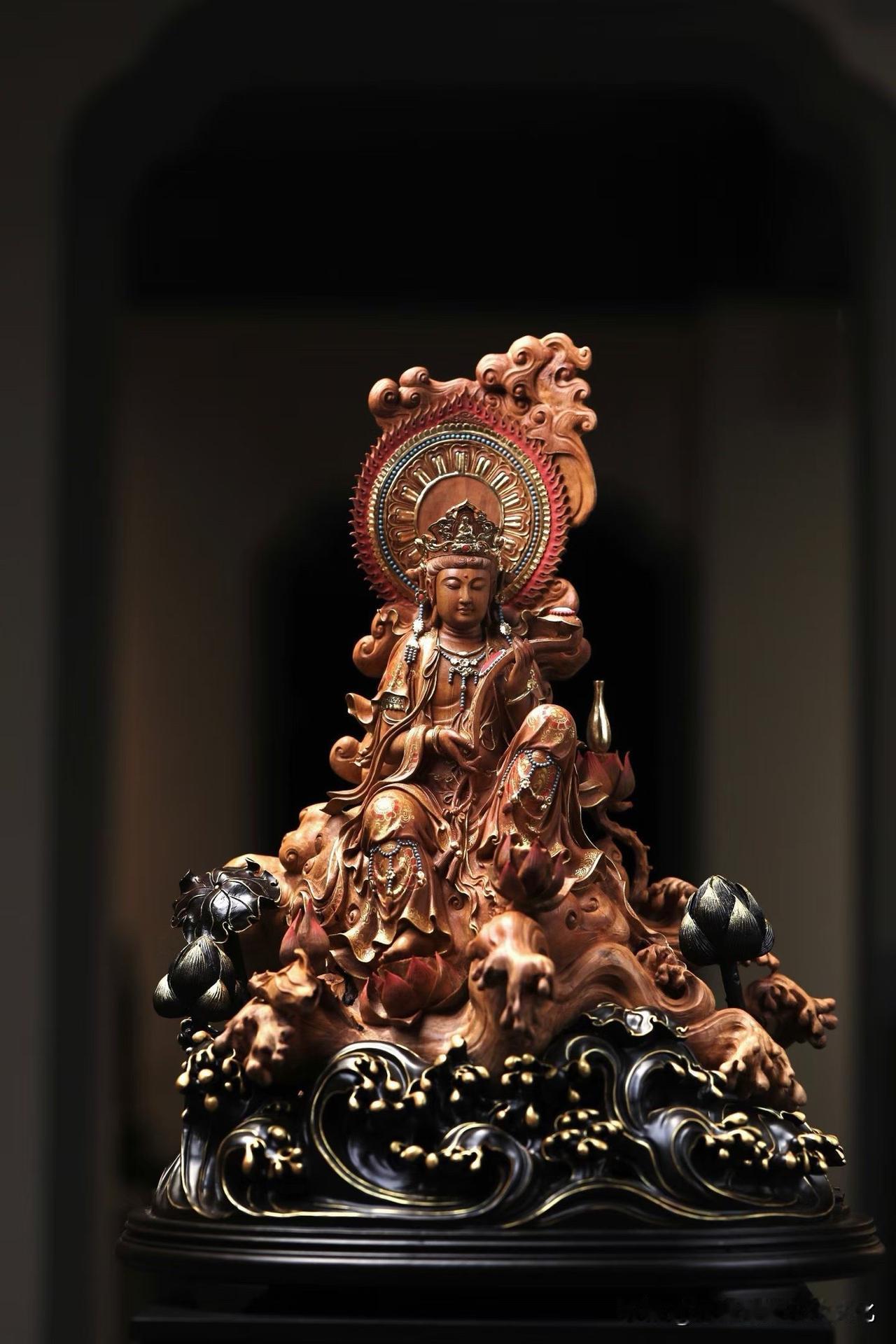 檀香沉静，金彩生辉。

观音自在坐于莲台云水之间，眉目温婉，神情从容，一柄如意横