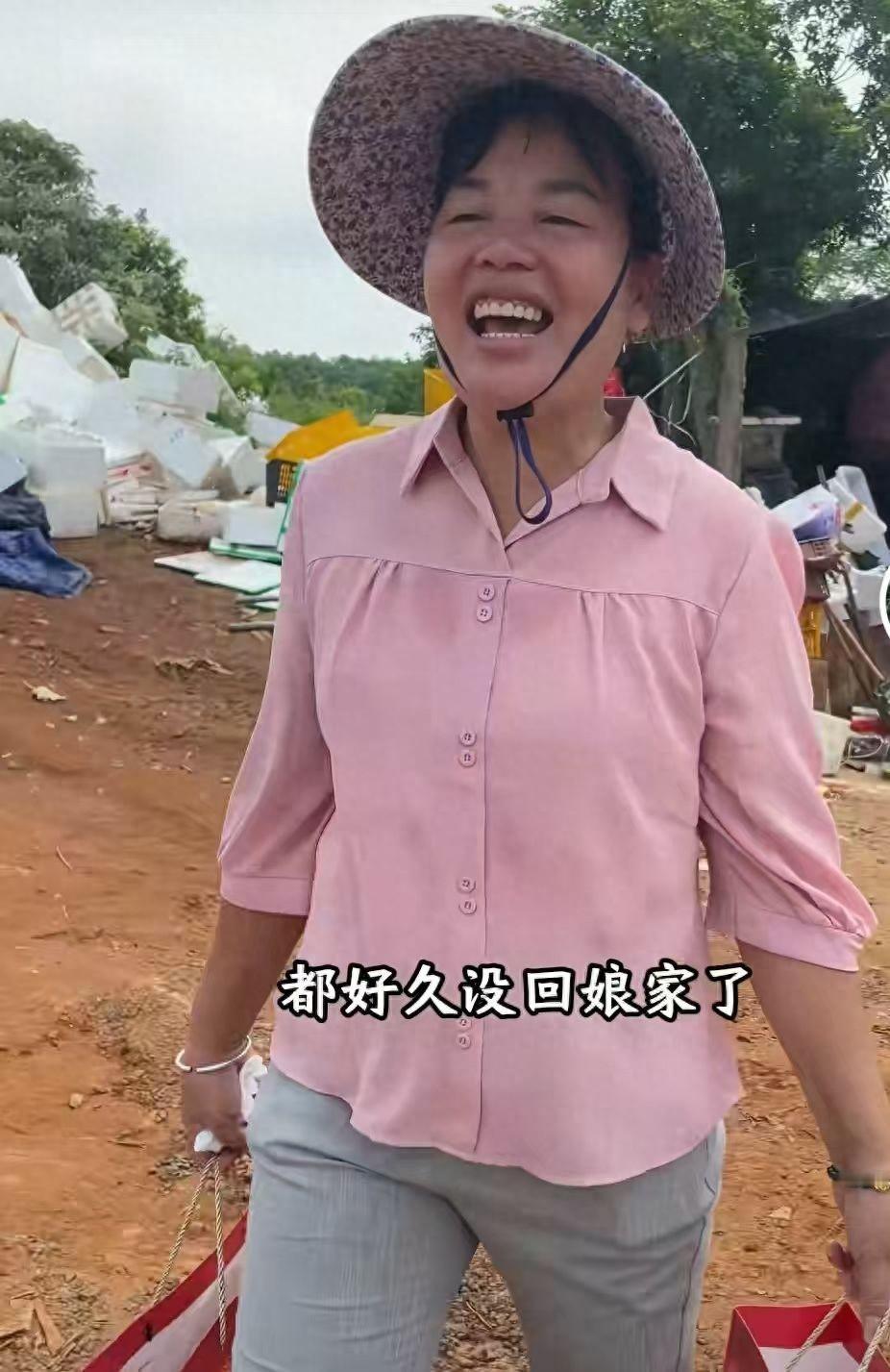 全红婵妈妈被网友吐槽！
事情的起因是全红婵妈妈回娘家，回到娘家后，与娘家人在一起