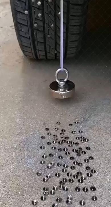 20块终结扎胎噩梦 这波操作太秀了
 
西安车主老王踩坑 三月扎胎4次 补胎花掉