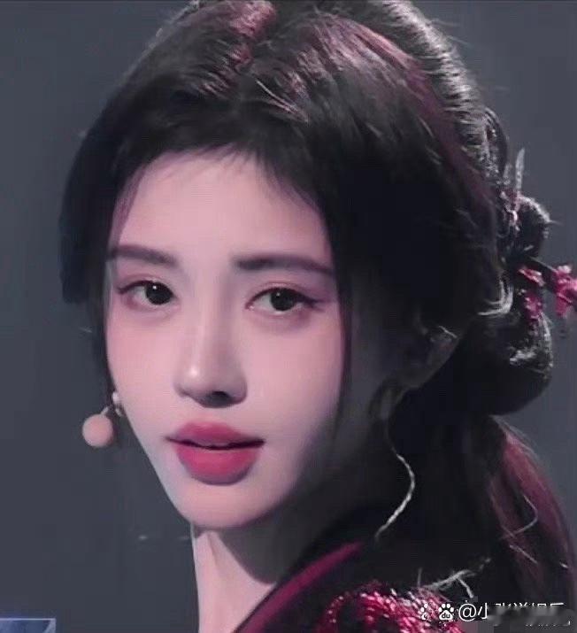 这次的舞台，鞠婧祎和赵露思都是自己画的妆一个扬长避短，一个扬短避长 ​​​