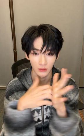 余宇涵突袭直播 谁懂啊！正在吃晚饭突然刷到他直播，现在还在聊日常呢，说话时的小表