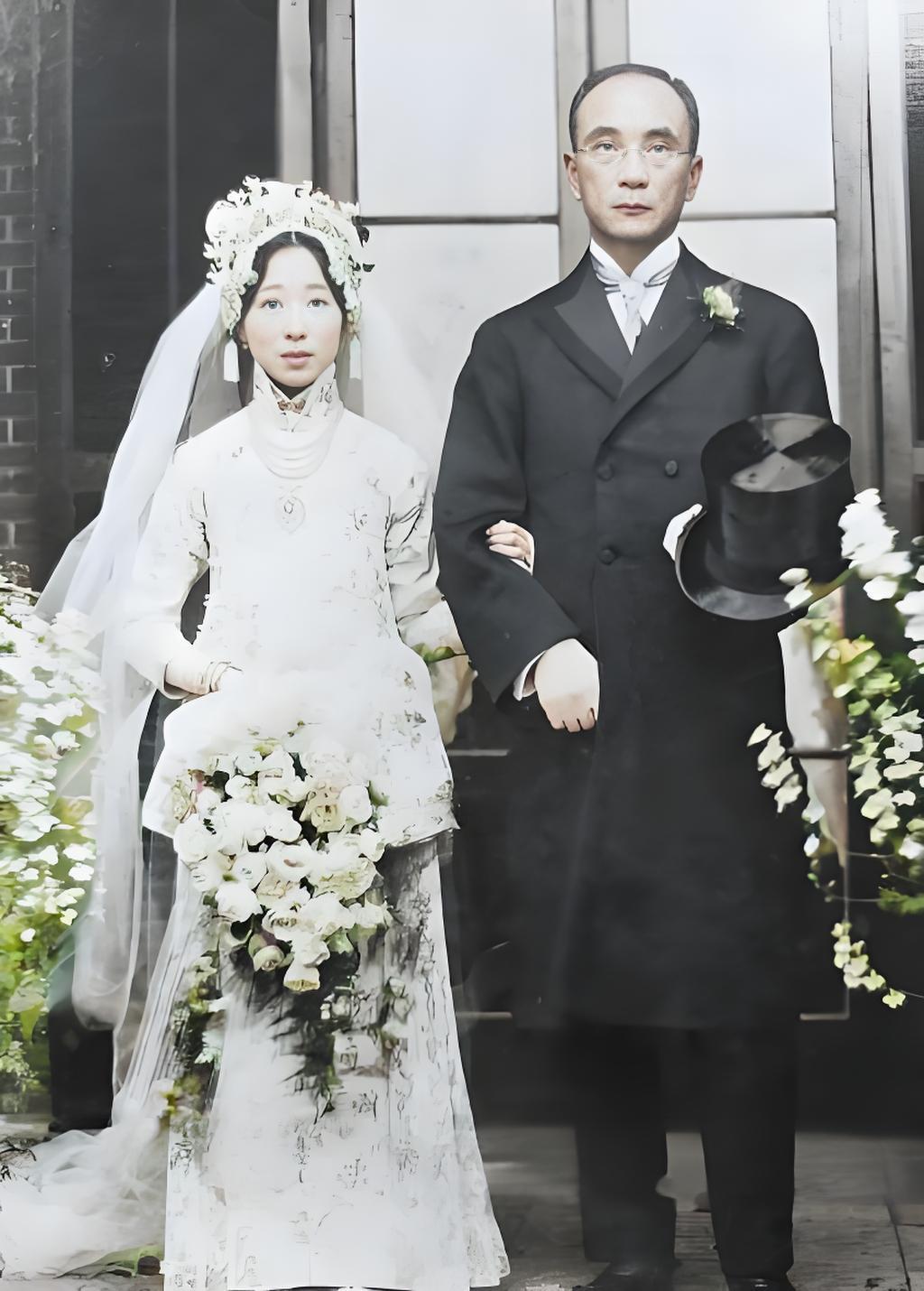 这张1913年的结婚照里，唐绍仪西装笔挺攥着礼帽，身旁的吴维翘穿得特“混搭”——