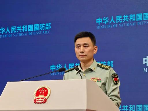 解放军整装待发，国防部把话挑明：阻挠统一者，必被碾碎；再大的险阻，也动摇不了中国