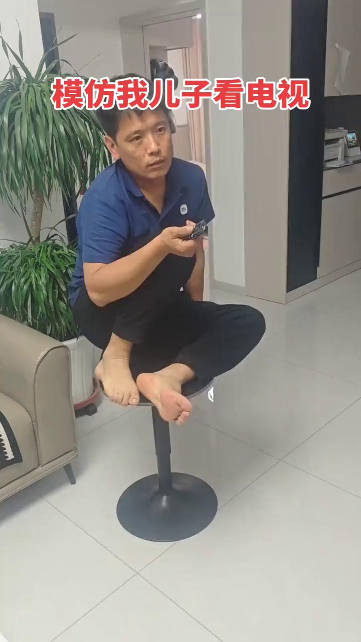 模仿我儿子看电视。