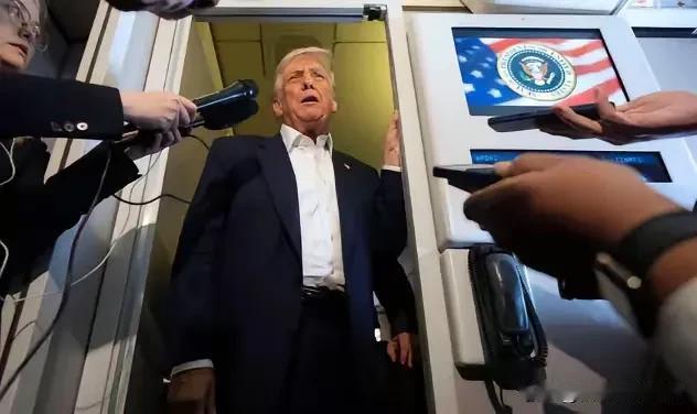 特朗普疯了！专机上就开始吹牛！

2025年10月30日，中美刚谈完，特朗普就坐