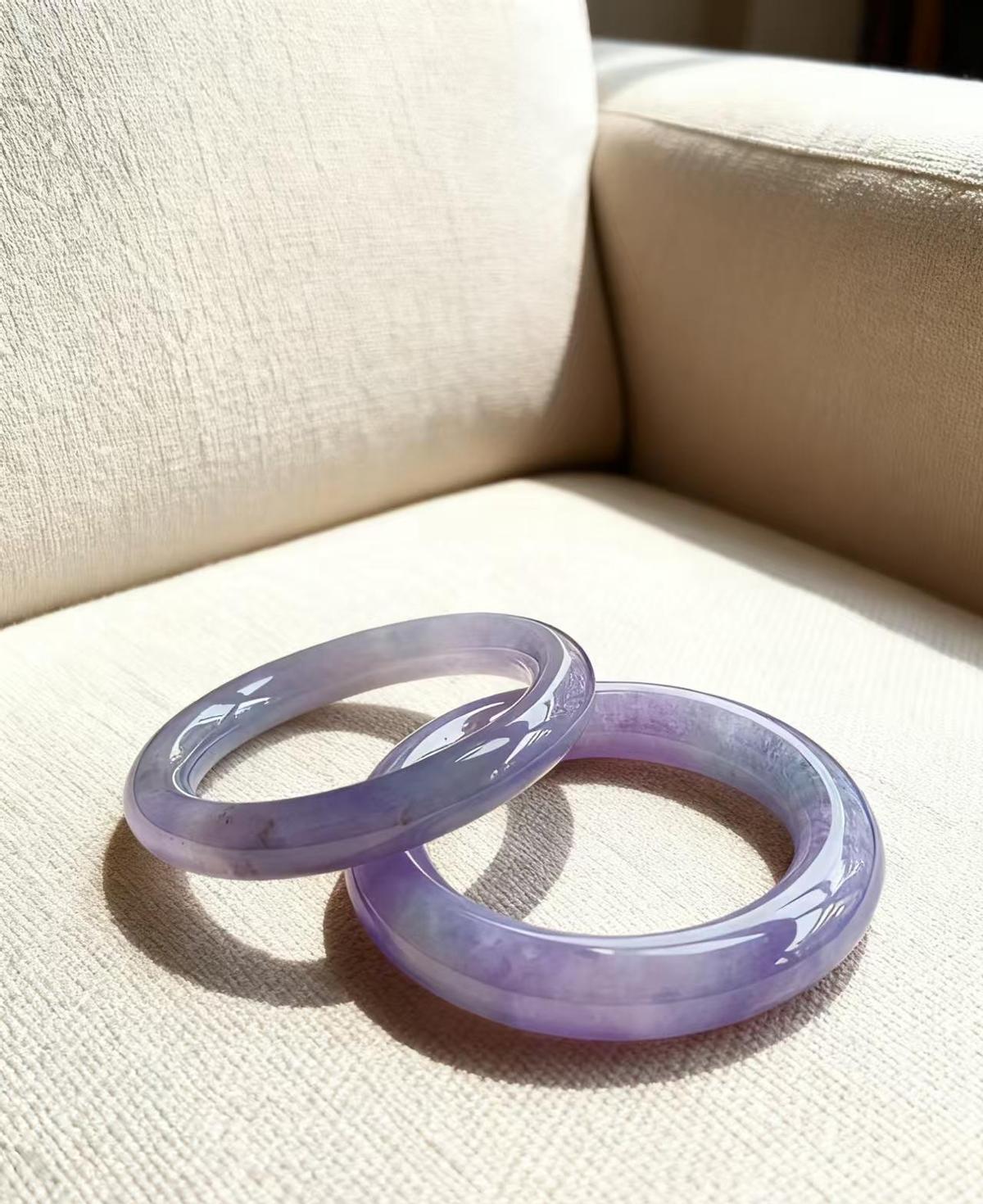 同一块紫罗兰，切出两副镯子，一个像将军，一个像姑娘。
店家蹲在柜台前，半天没敢摆