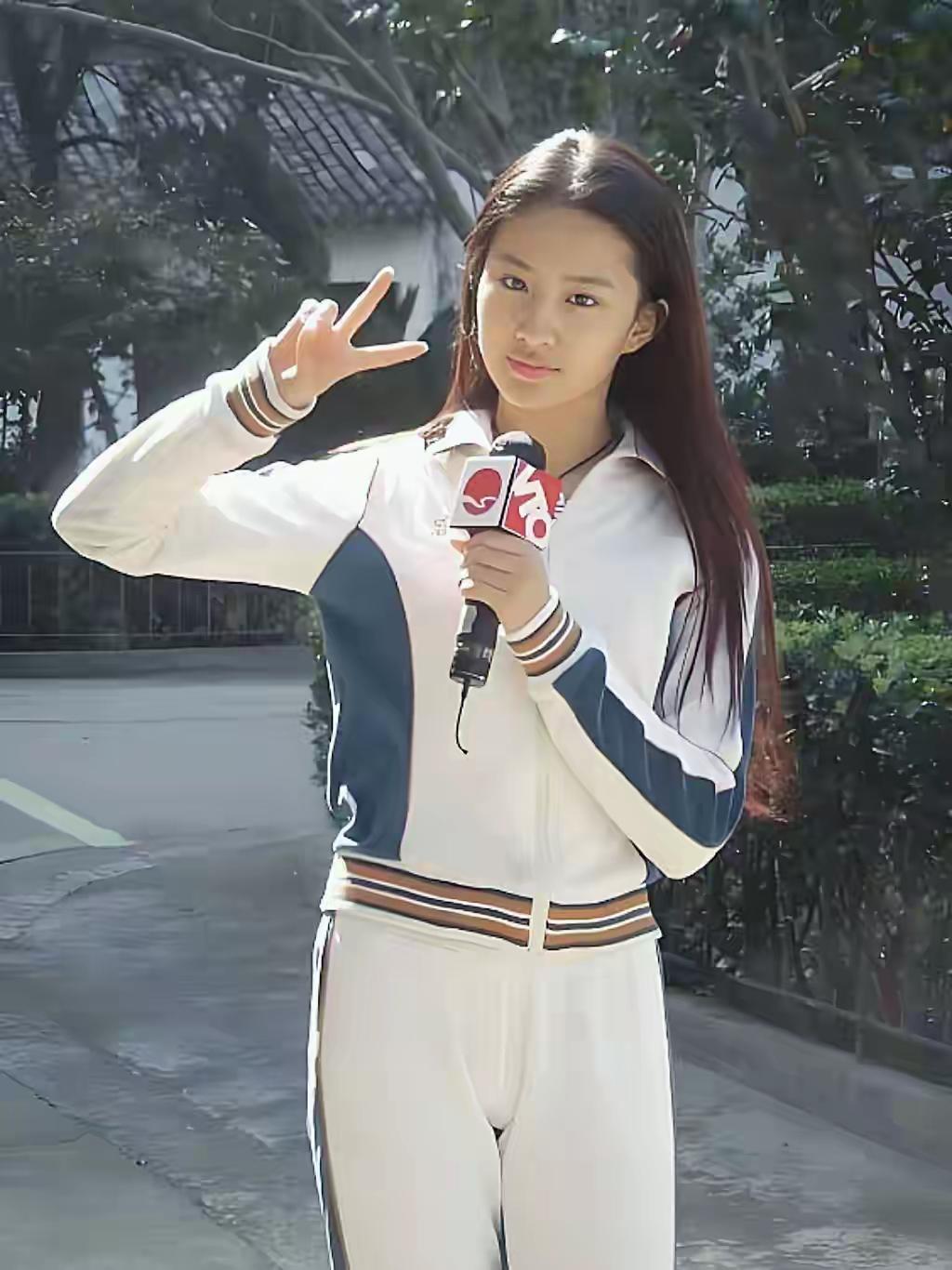 学生时候的刘亦菲气质就已经这么好了，难怪这么多年了还能依然保持大红大紫