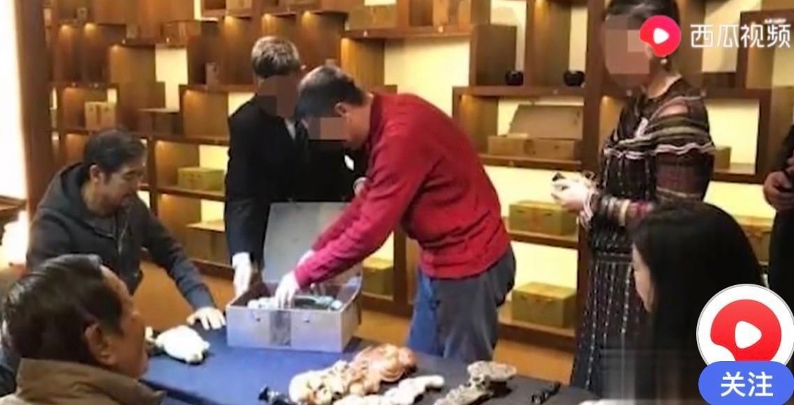 吃到大瓜了
演员张国立居然和杨振宁先生、翁帆夫妻是朋友……
他们于2019年在玉