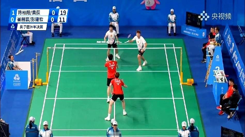 江苏队靠年轻人扛起了逢山开路的场面。

他们的第一得分是石宇奇的胜利，紧接着双打