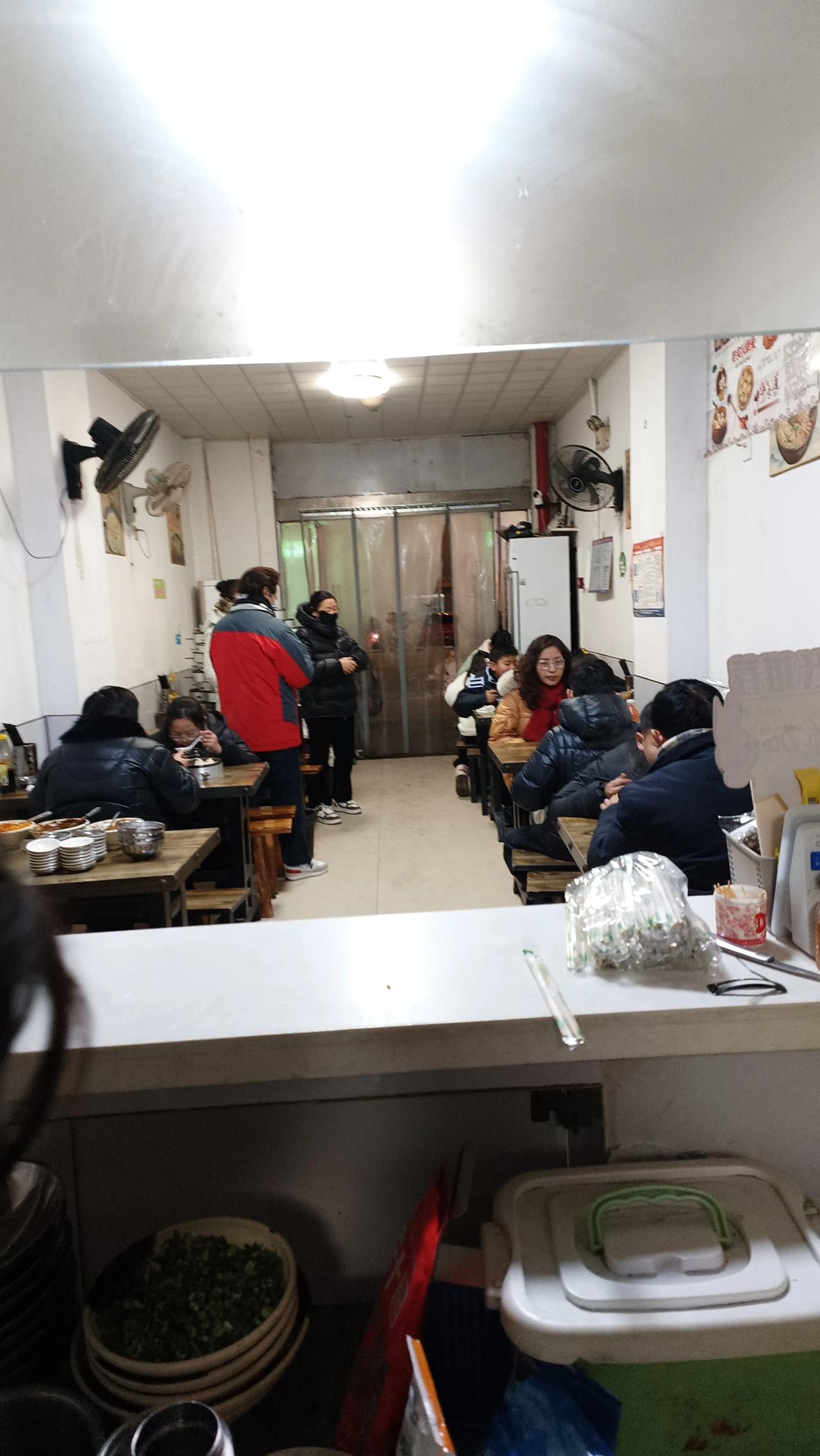 早晨的4点半，店外寒风刺骨，滴水成冰。
刚把第一锅包子放在炉子上打开火，就进来一