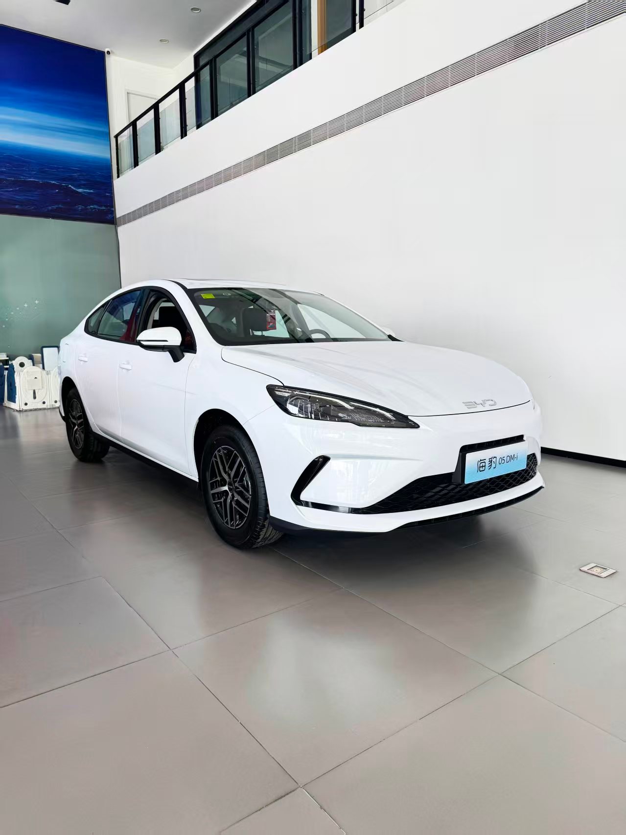 后悬是五连杆独立悬挂，过沟坎时车身更稳，底盘质感有提升。 