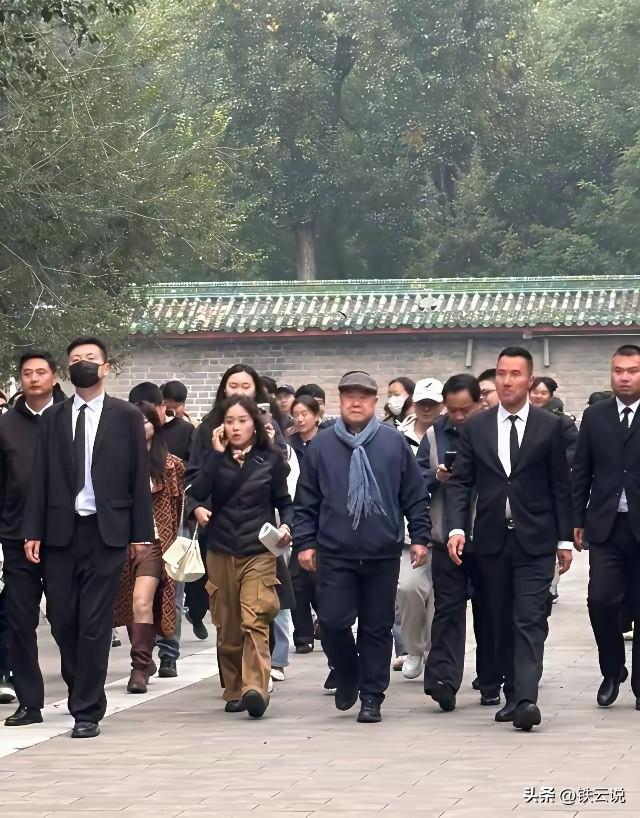 一个作家，在中国岀席正常的公众活动需要安保团队，这意味着什么？
科学家需要吗？