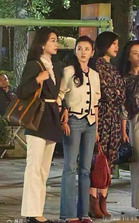 宋祖儿在人群中白的发光，难怪那么多人喜欢她 ​​​