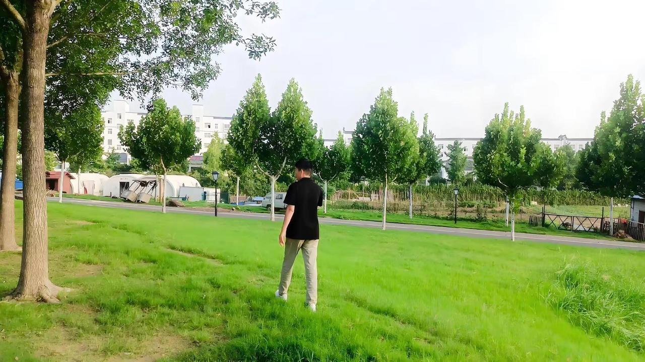 忙里偷闲的松弛感不用刻意找话题风都比平时温柔
