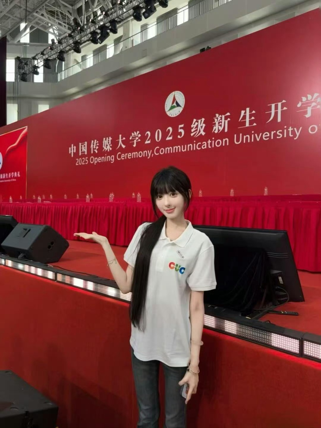 之前被擦妆 5 次的艺考女生，亮相中传开学典礼 ​​​