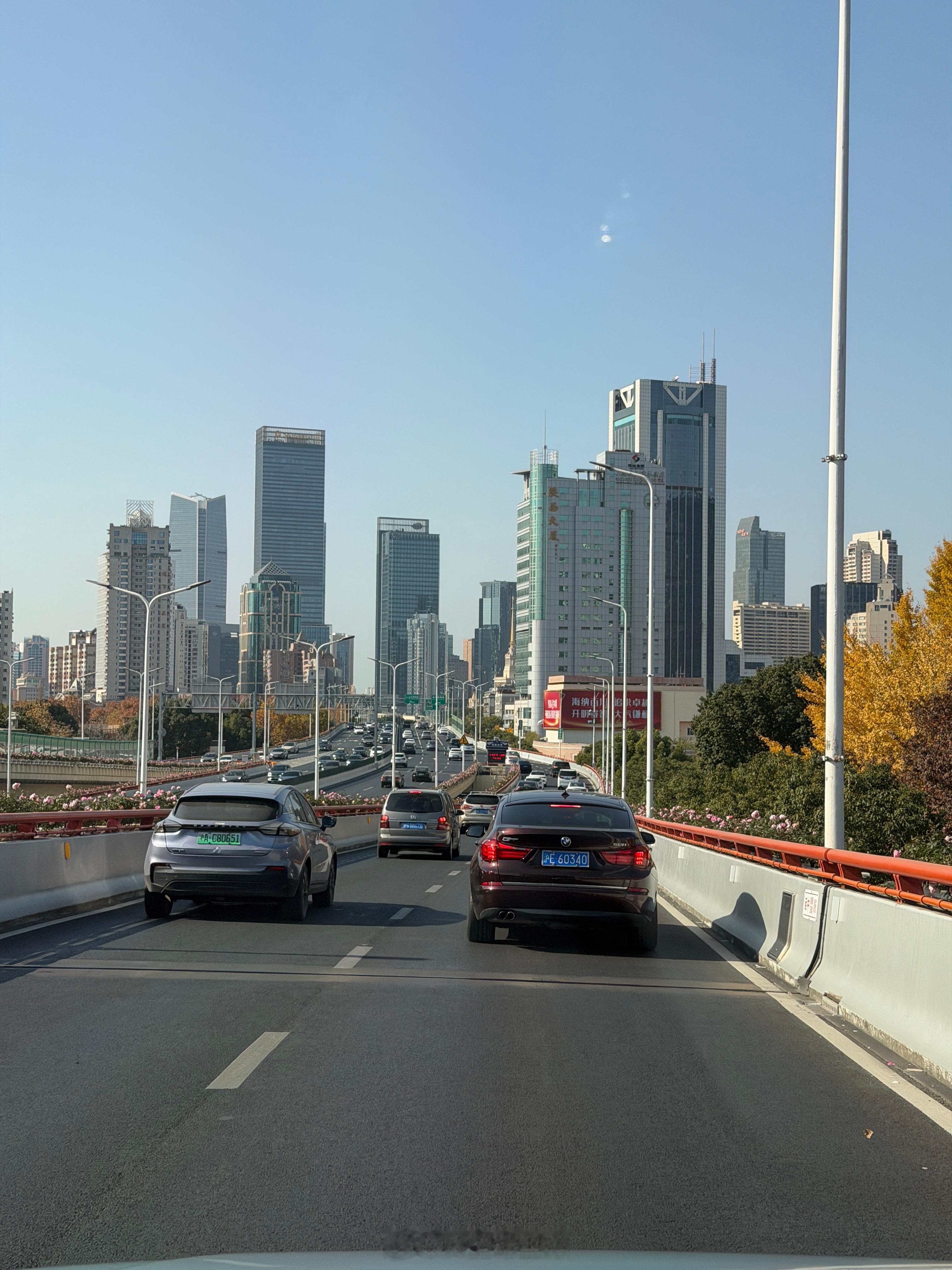 久违的大中午进城不堵车阳光正好随手拍几张有一说一韩国人这个体态保养真好像陈道明一