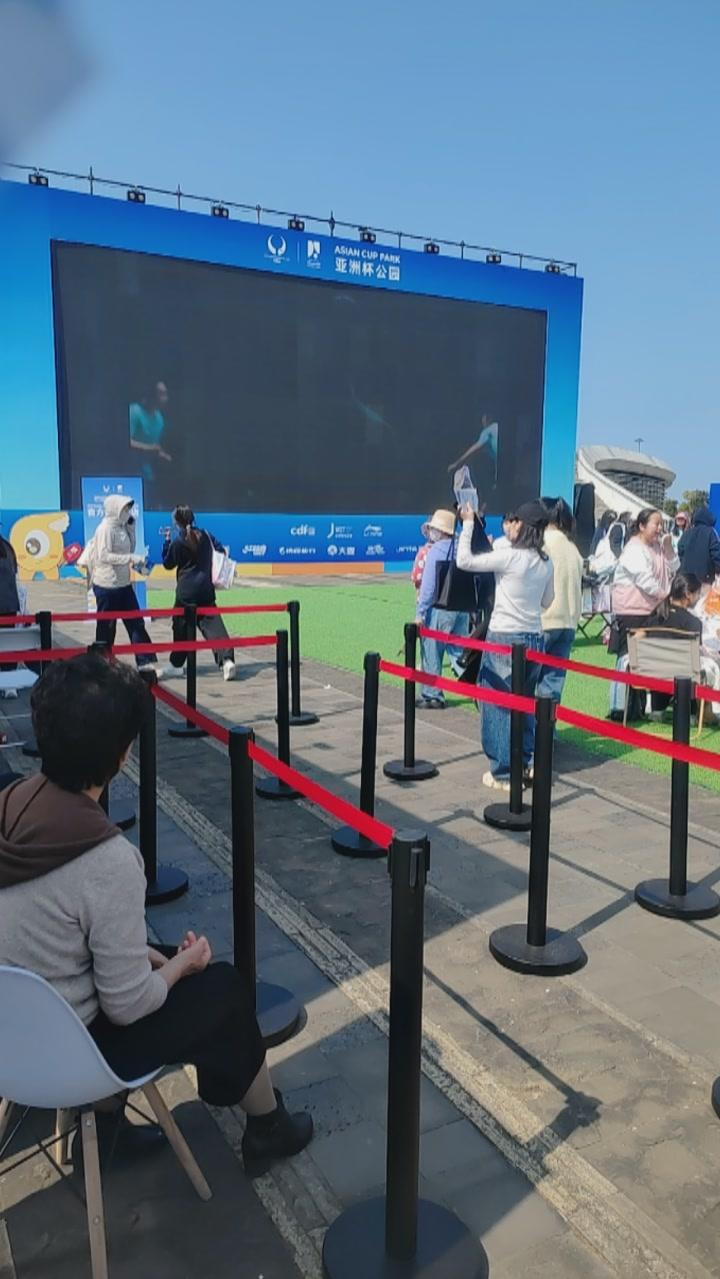 领取赛历的朋友们，麻烦现在到中国移动这里哦~~~ 