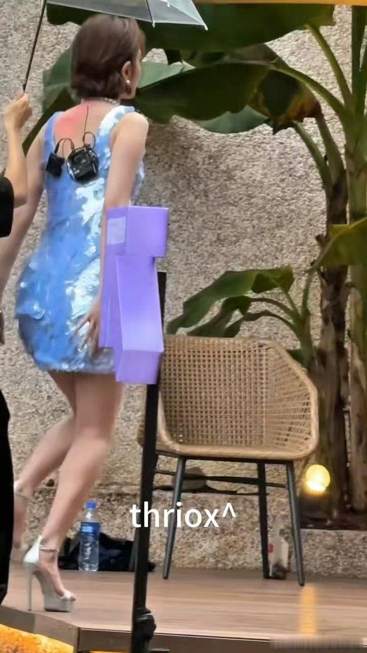 唐艺昕背上贴膏药 不想睡的星期五官宣预告 线下路透唐艺昕很美，后背贴着膏药，期待