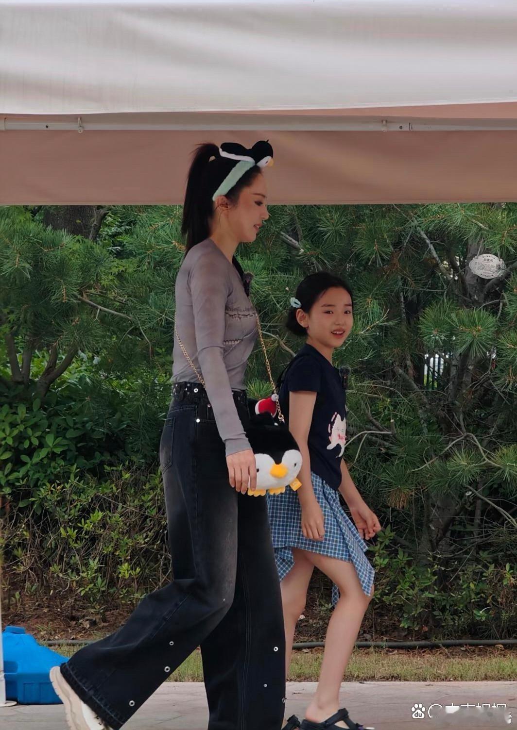 董璇和女儿小酒窝现身郑州旅游，女儿打扮得像小模特，实在是太可爱了，母女俩长得很像