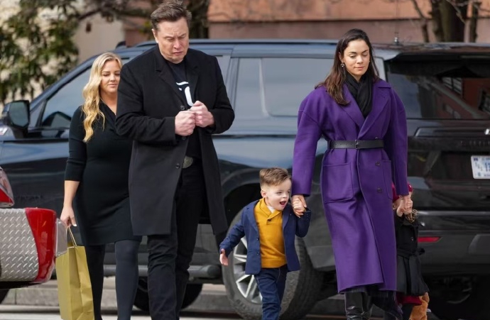 美国有钱人真的可以为所欲为。找1000个女人都可以。马斯克牵手印度裔女友参加婚礼