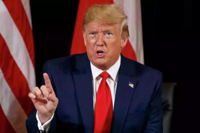 格陵兰岛上空，一架又一架运输机降落在努克机场。机舱门打开，走下来的不是美军，而是