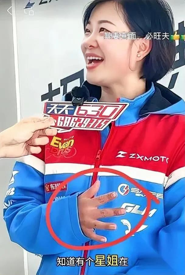 这张脸

这双手

反差大到全网已婚男士直接看沉默。

镜头里星姐眉眼弯弯皮肤白