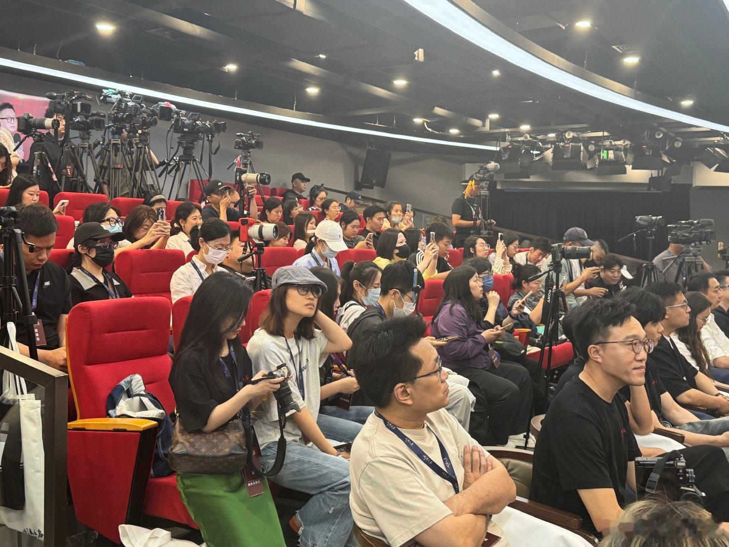 以法之名人民日报社见面会以法之名 人民日报加持下的《以法之名》，宛如一颗璀璨的新