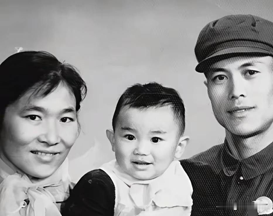 青年时期的北京电影学院教授马精武、妻子李冉冉与年幼的儿子马川一家三口温情同框。镜